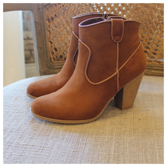 ✨RESTOCKED ✨Chestnut brown bootie - Picture 2 of 4