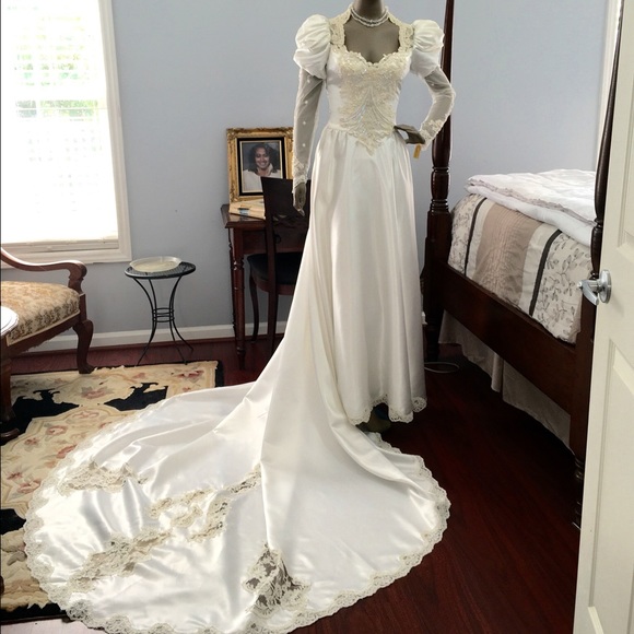 PRICE DROP $200 BUCKNECK'S VINTAGE WEDDING DRESS