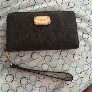Michael kors jet set wallet/ wristlet