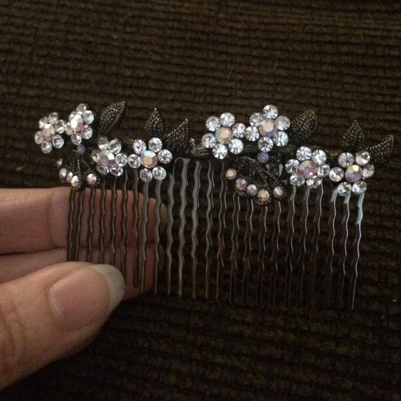 Accessories - Beautiful crystal beaded hair comb