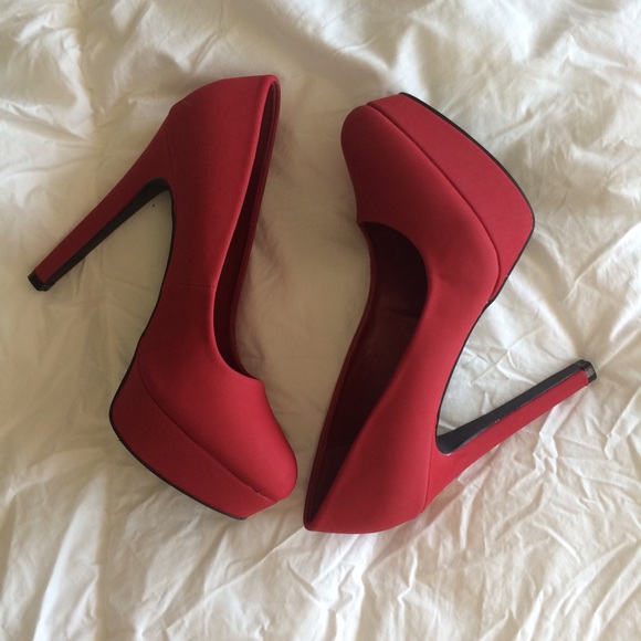 Red platform pumps