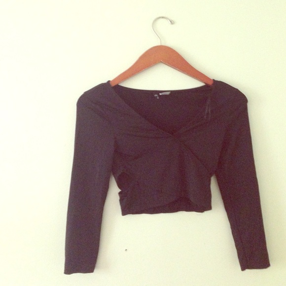 Cropped black cut out top
