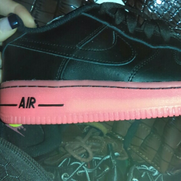 Black n hot pink nike