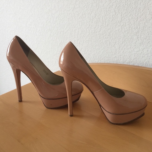 Vera Wang "Zoey" Pumps - Picture 1 of 4