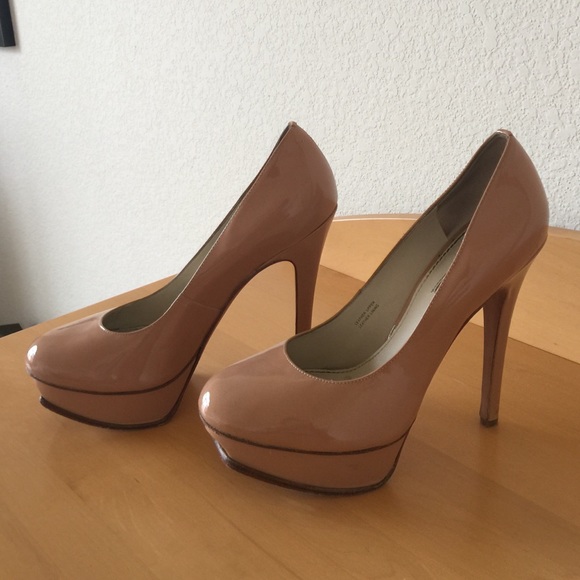 Vera Wang "Zoey" Pumps - Picture 2 of 4