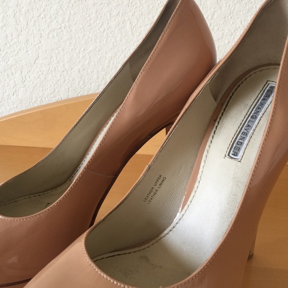 Vera Wang "Zoey" Pumps - Picture 4 of 4