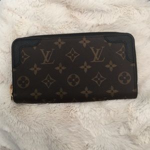 Authentic LOUIS VUITTON Zippy wallet.