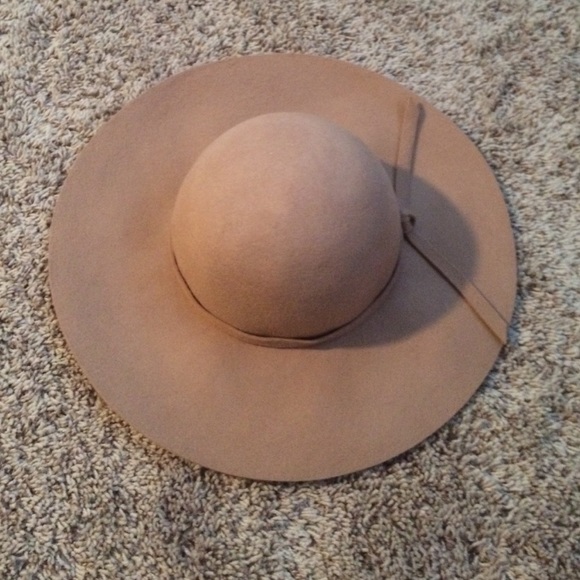 Accessories - Tan wool hat. Worn once.