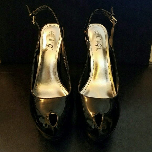 Black pumps