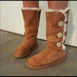 UGG size 8 Chestnut Tall Bailey Button