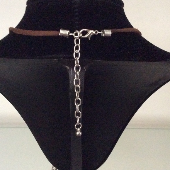 🍂 NWOT Leaf Necklace on Suede Cord - Picture 4 of 4