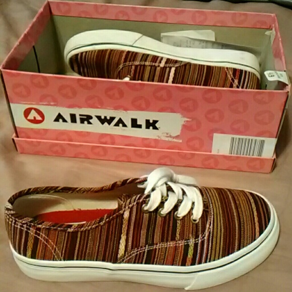 Airwalk lace-up sneaker flats Woman's 6.5 NWT - Picture 2 of 4