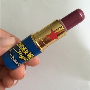 MAC Wonder Woman Lipstick in Spitfire