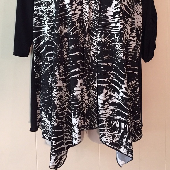 SALE🔥BLACK AND WHITE SHARKBITE BLOUSE💋 - Picture 2 of 3