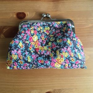 Essential Oil Clutch