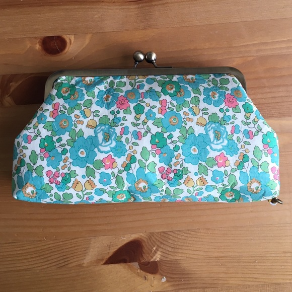 Essential Oil Clutch