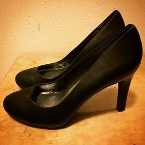 Black Style & Co. Pump w/ Silver Embellishment 6.5