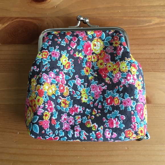 Essential Oil Clutch w/ 6 Roller Bottles