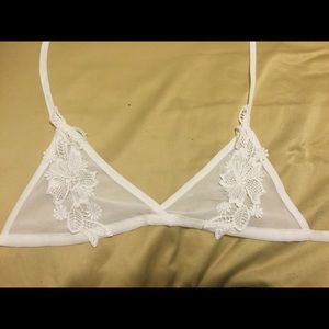 Detailed lace bra letter