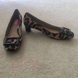 Isaac Mizrahi leopard print low heel pump.