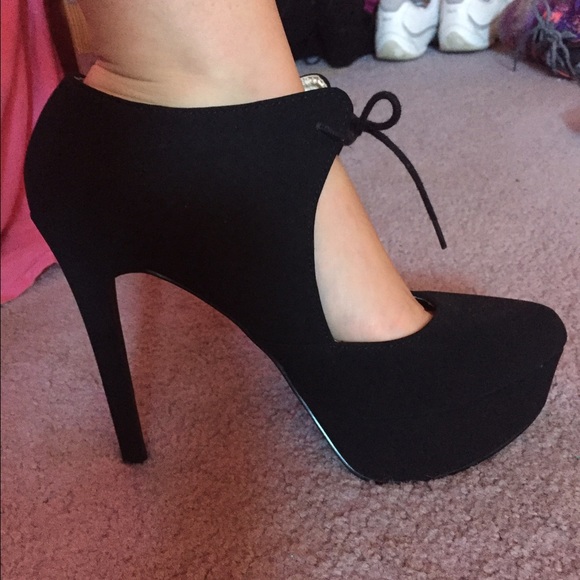 ADORABLE BLACK HEELS