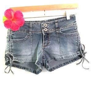 Super cute jean shorts✌️
