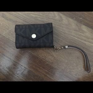 iPhone 4 smartphone wristlet