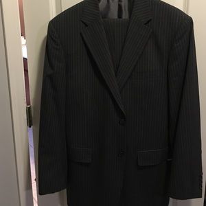 Men's Bachrach Charcoal Grey Pinstripe Suit. 42R.