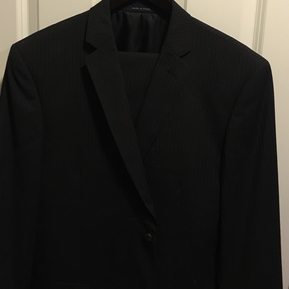 Men's Black Shadow/Pinstripe Suit. Slim fit. 44R