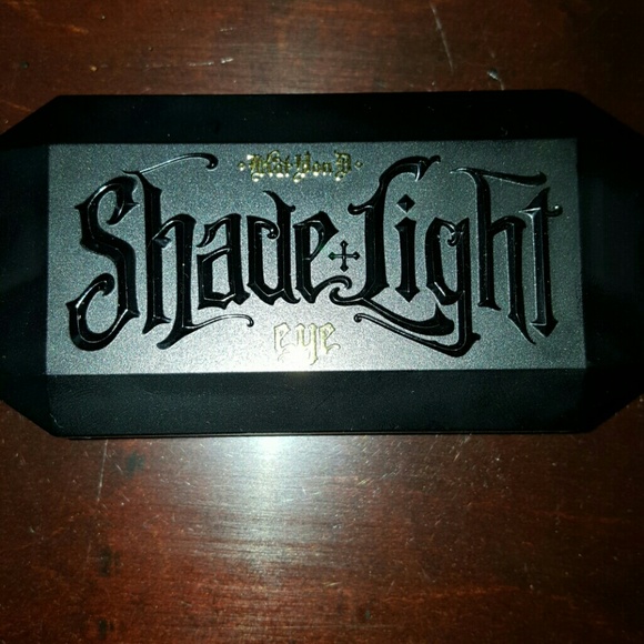 Kat Von D Shade and Light Eye PLUM Palette