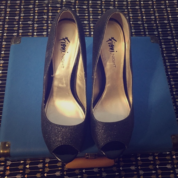 Black glittery peep toe pumps