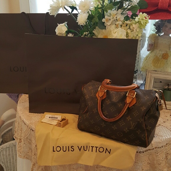Louis Vuitton Handbags - 💯Authentic Louis Vuitton Monogram, "SPEEDY 25"