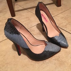 Betsy Johnson pointed closed heel