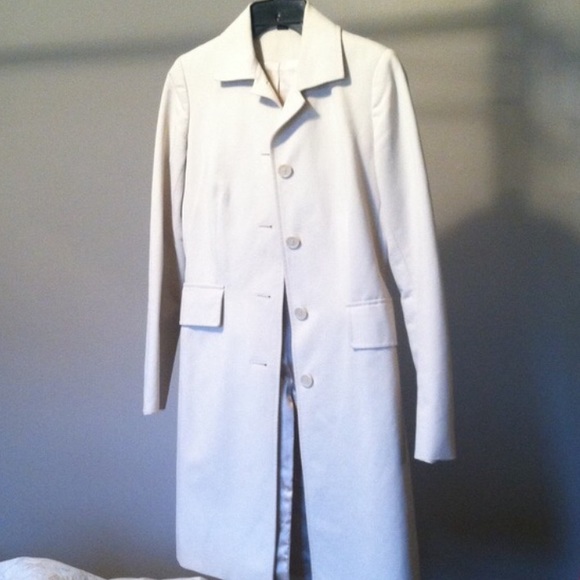 Beautiful Spring coat in cream color. - Picture 1 of 4