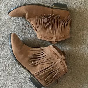 Fringe booties! 🍑🍑