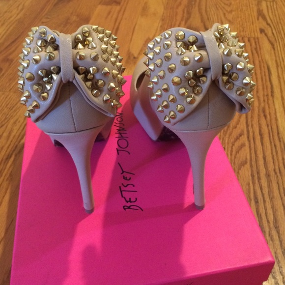 Betsey Johnson nude platform show with studs - Picture 2 of 4