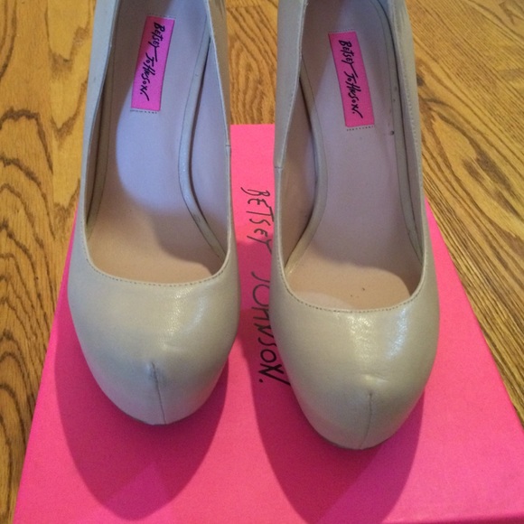 Betsey Johnson nude platform show with studs - Picture 3 of 4