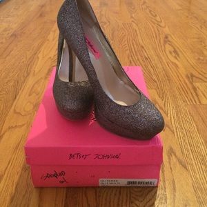 Betsey Johnson GLITEREE sparkle platform heel
