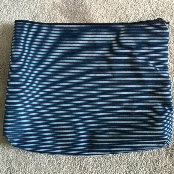 Thirty One Handbags - Thirty one blue striped zipper pouch