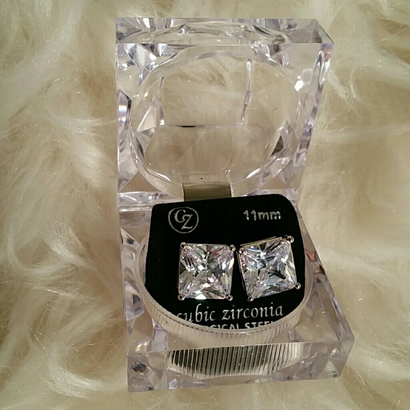πππHost Pickππ Cubic Zirconia Stud - Picture 3 of 4