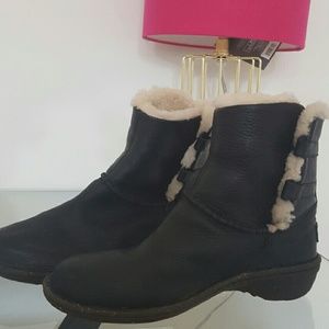 Short black UGGS