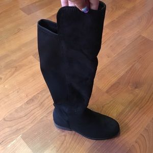 Knee highs suede boots with stretchy back.