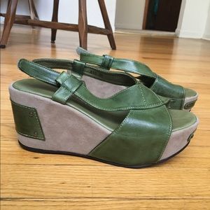 Like new comfy chunky army green leather wedge 7.5