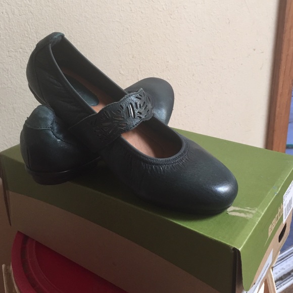Women's dress flats