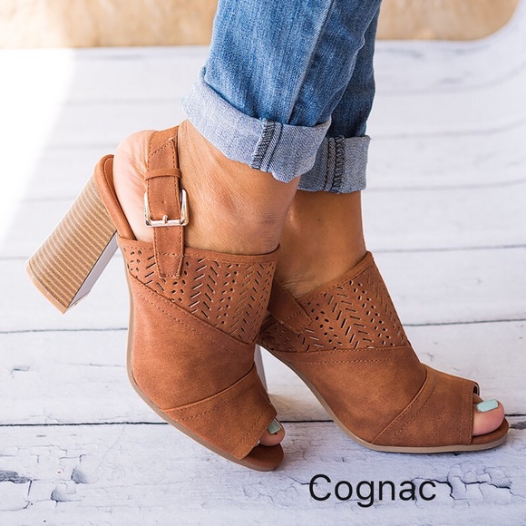 Cognac Chunky Heel Ankle Booties size 6 - Picture 2 of 4