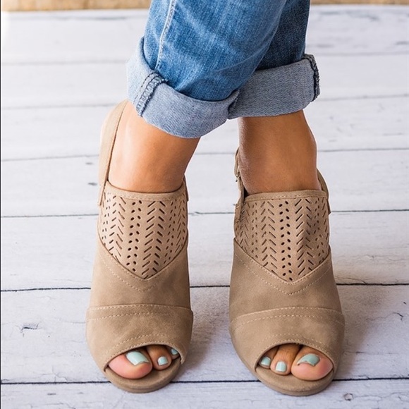 Cognac Chunky Heel Ankle Booties size 6 - Picture 3 of 4