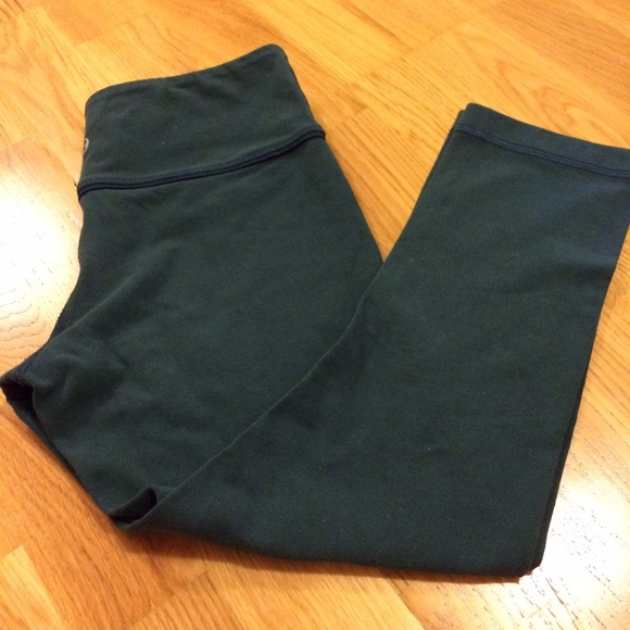 Lululemon base layer crops