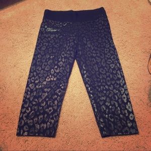 VS PINK Capri Leggings - Black Leopard Print
