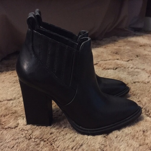 Black Chunky Heel Pointed Ankle Boots - Picture 2 of 3