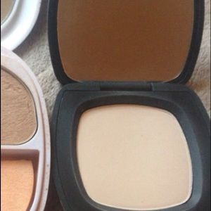 Bare minerals powder